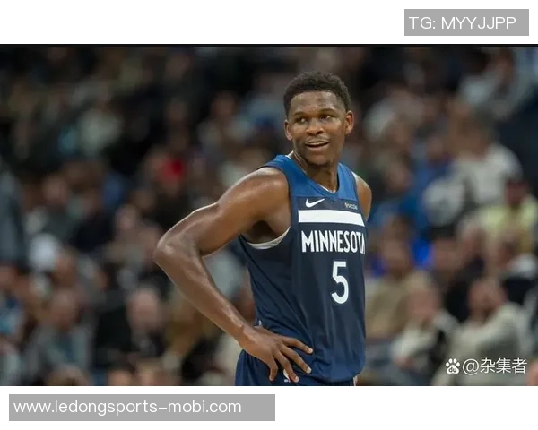 爱德华兹表现稳定半场12投6中贡献16分1篮板2助攻正负值5