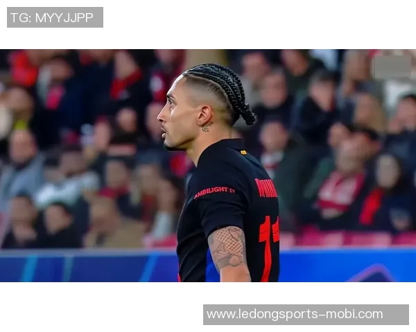 拉菲尼亚荣膺2025环足奖西甲最佳球员正式获官方认可